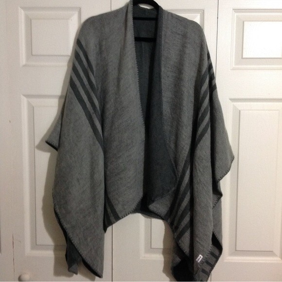 BB DAKOTA Steve Madden Reversible Charcoal Gray Poncho Cardigan OSFA Stripes - Picture 2 of 4